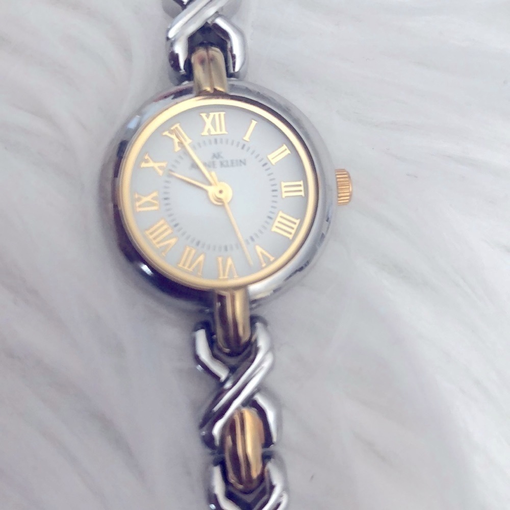 ✨ ANNE KLEIN GOLD AND SILVER LADIES WATCH✨ GENTLY WORN - Picture 1 of 6